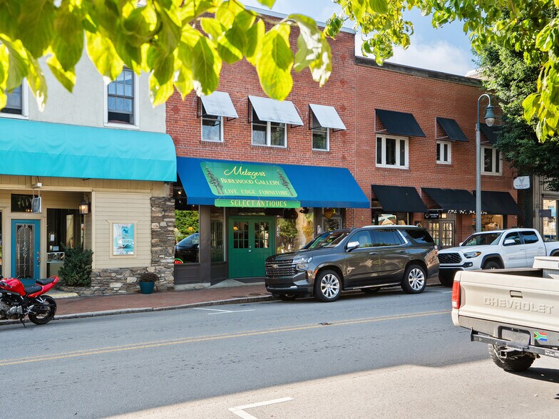 142 N Main St, Waynesville, NC à vendre - Photo de l’immeuble – Image 3 sur 43