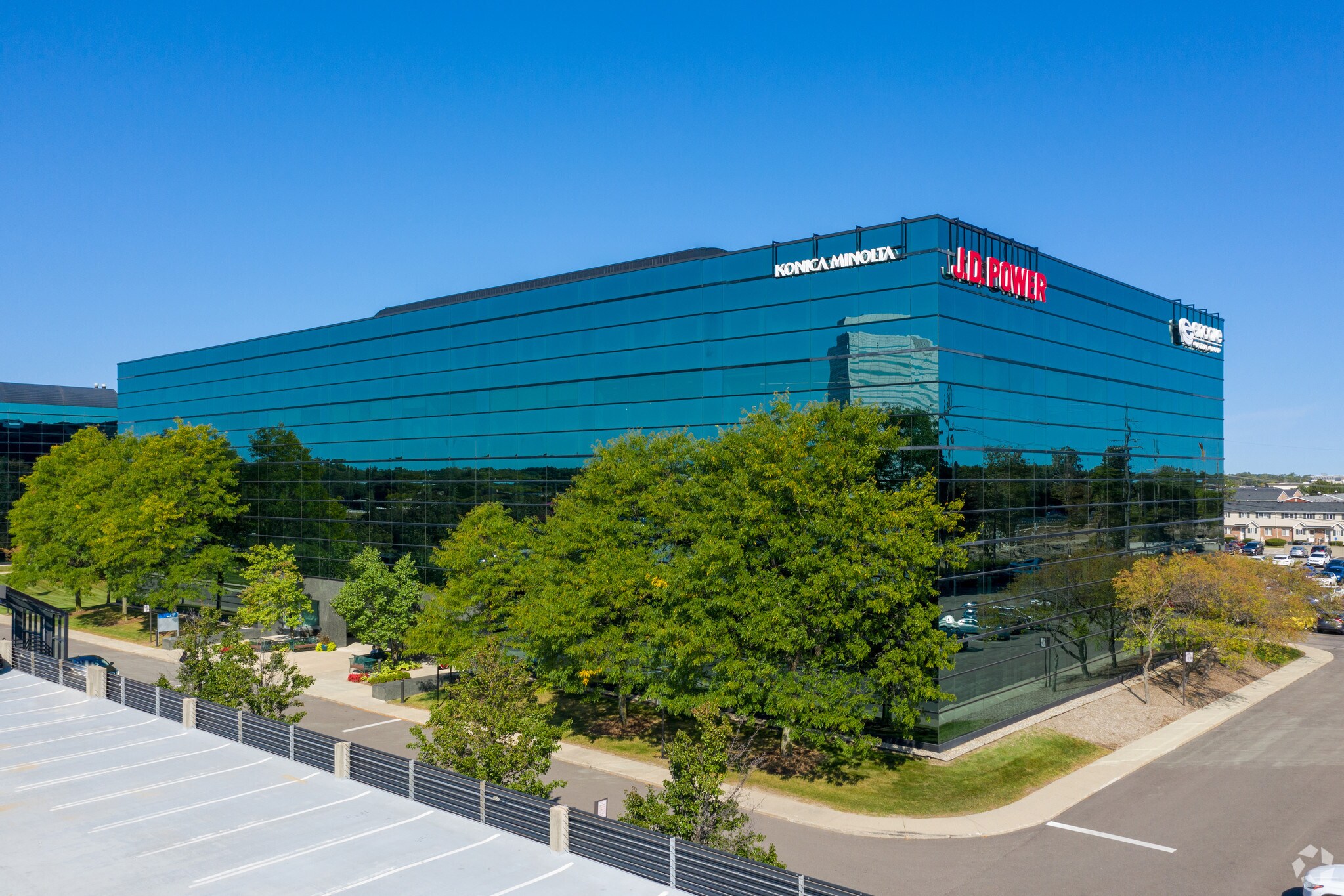 340 E Big Beaver Rd, Troy, MI à louer Photo principale– Image 1 sur 10