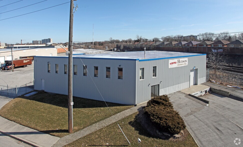 347 Kennedy Rd, Toronto, ON à louer - Photo principale – Image 1 sur 2