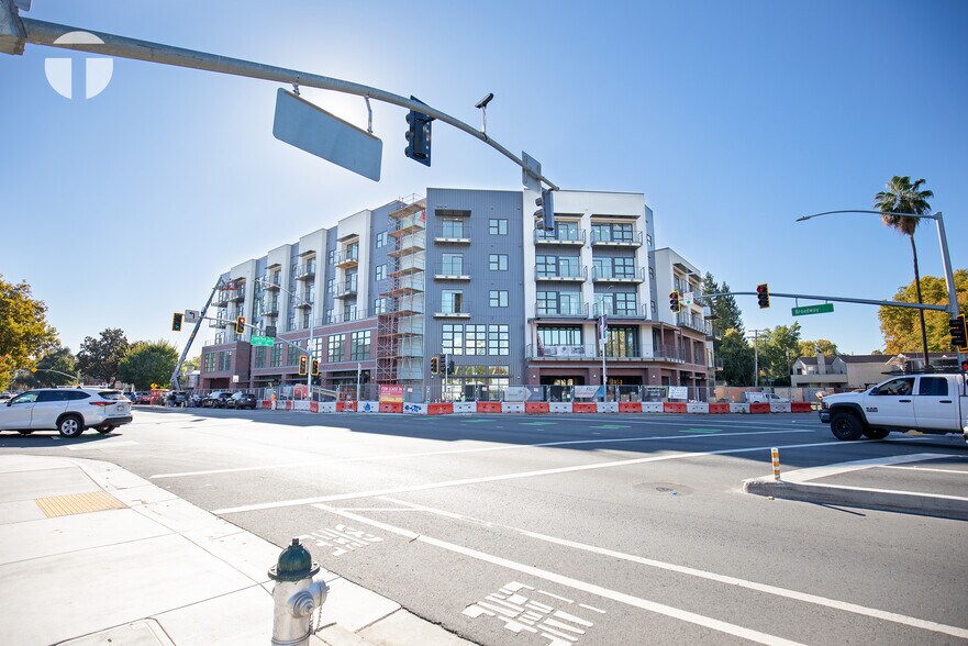 1600 Broadway, Sacramento, CA à louer - Photo de l’immeuble – Image 1 sur 23