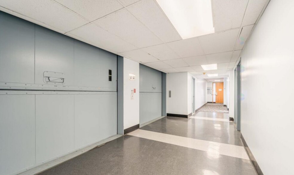 5250-5260 Rue Ferrier, Montréal, QC à louer - Photo de l’immeuble – Image 3 sur 4