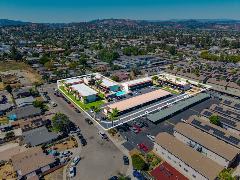 345 E Park Ave, Escondido, CA à vendre - Photo de l’immeuble – Image 3 sur 16