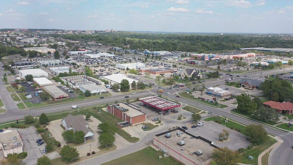 2221 W 31st St, Lawrence, KS à vendre - Vidéo sur l’annonce professionnelle – Image 2 sur 35