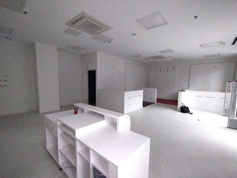 Local commercial dans Saint-Brieuc à louer - Photo de l’immeuble – Image 2 sur 3