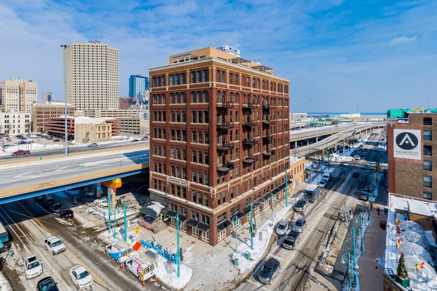 400 N Broadway, Milwaukee, WI à louer - Photo de l’immeuble – Image 2 sur 5