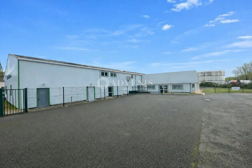 Local d’activités dans Saint-Jean-de-Braye à louer - Photo de l’immeuble – Image 2 sur 12