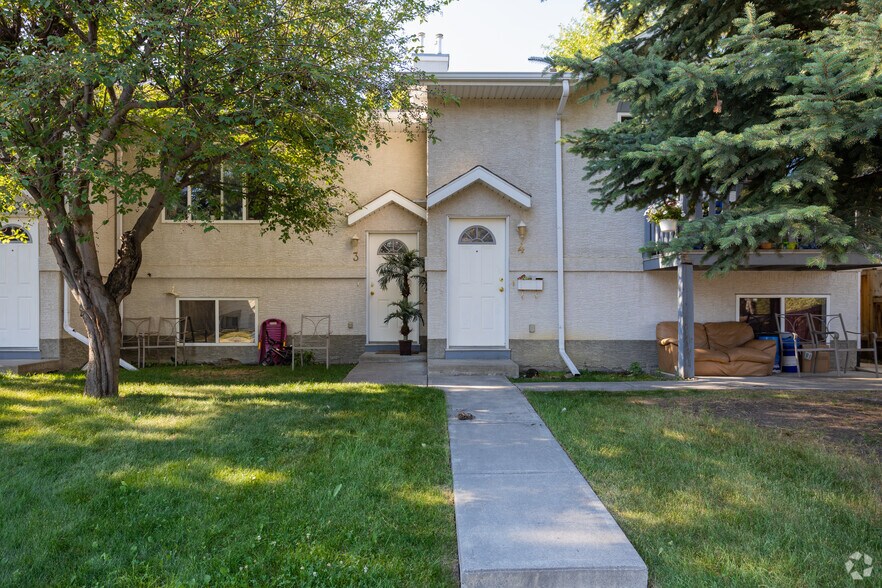7511B 41 Av NW, Calgary, AB à vendre - Photo de l’immeuble – Image 2 sur 2