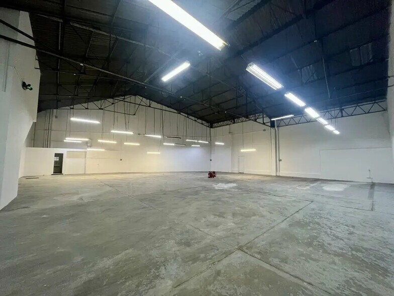 Local d’activités dans Avignon à louer - Photo de l’immeuble – Image 3 sur 8