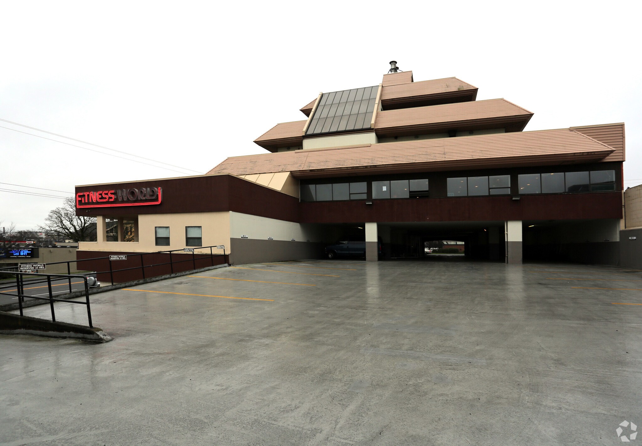 3301 Douglas St, Saanich, BC à louer Photo de l’immeuble– Image 1 sur 5