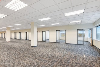 10701 W Research Dr, Wauwatosa, WI à louer Photo intérieure– Image 1 sur 2