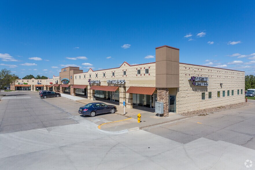 8401-8475 Hickman Rd, Urbandale, IA à louer - Photo de l’immeuble – Image 2 sur 13