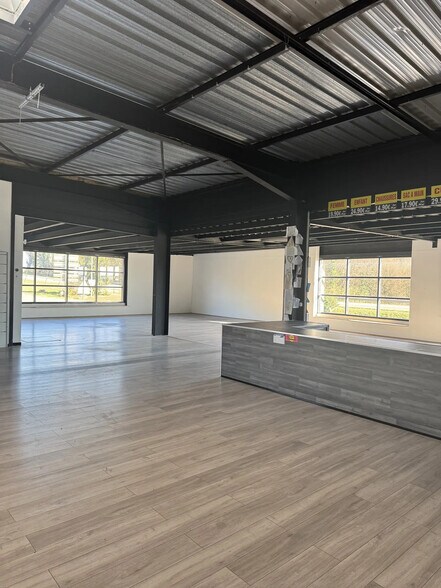 Local d’activités dans Saint-Vit à louer - Photo intérieure – Image 3 sur 3