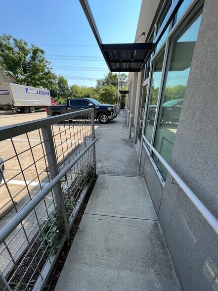 7015 Twin Hills Ave, Dallas, TX à louer - Photo de l’immeuble – Image 2 sur 9