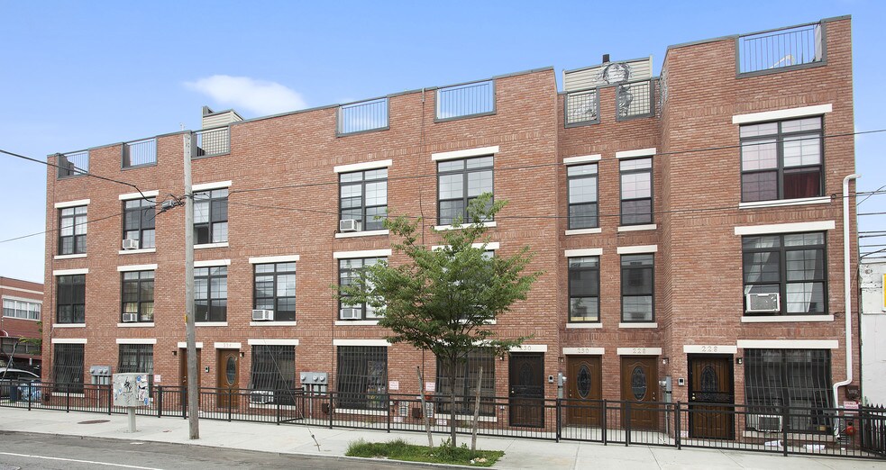 230 Evergreen Ave, Brooklyn, NY à vendre - Photo de l’immeuble – Image 3 sur 22
