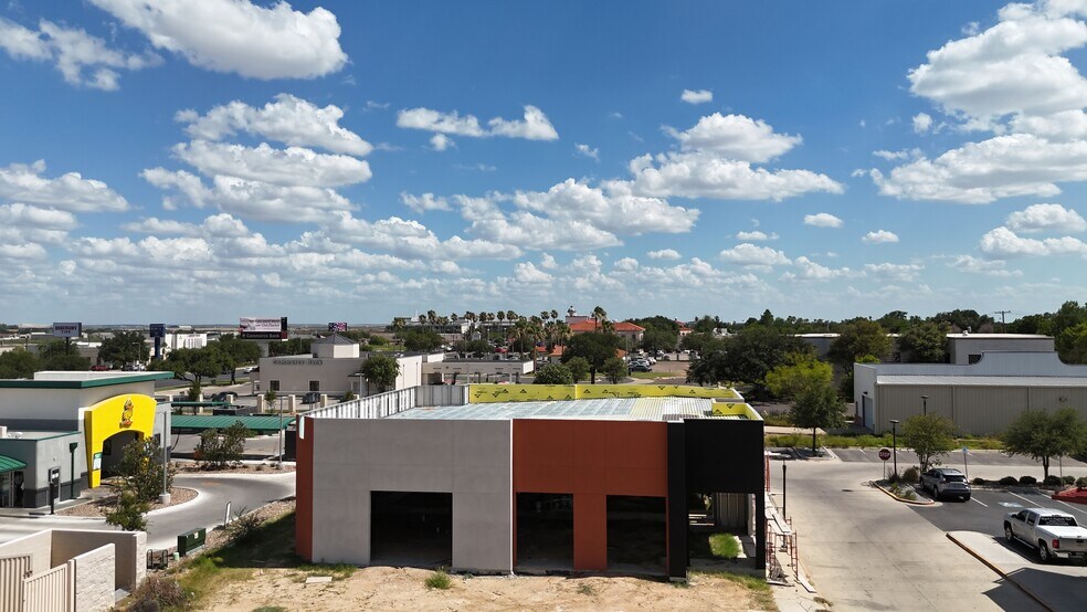 7518 McPherson Rd, Laredo, TX à louer - Photo de l’immeuble – Image 3 sur 4