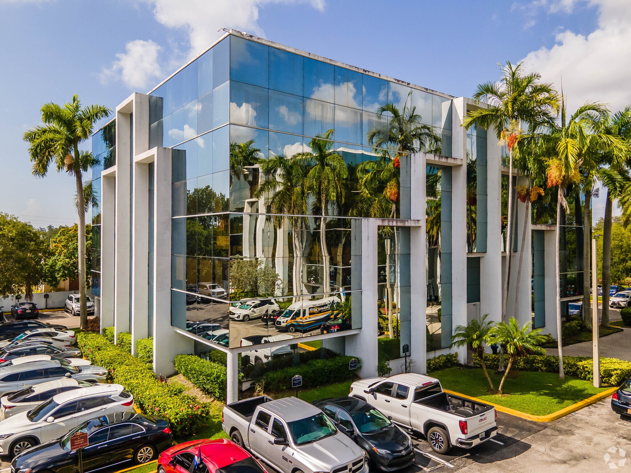 16853-16855 NE 2nd Ave, North Miami Beach, FL à louer Photo principale– Image 1 sur 18