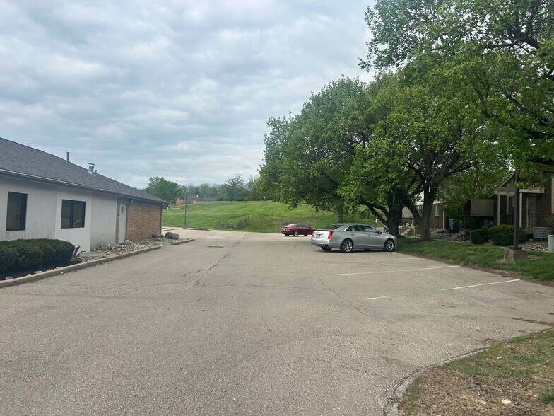 12037 Sheraton Ln, Cincinnati, OH à vendre - Photo de l’immeuble – Image 3 sur 15