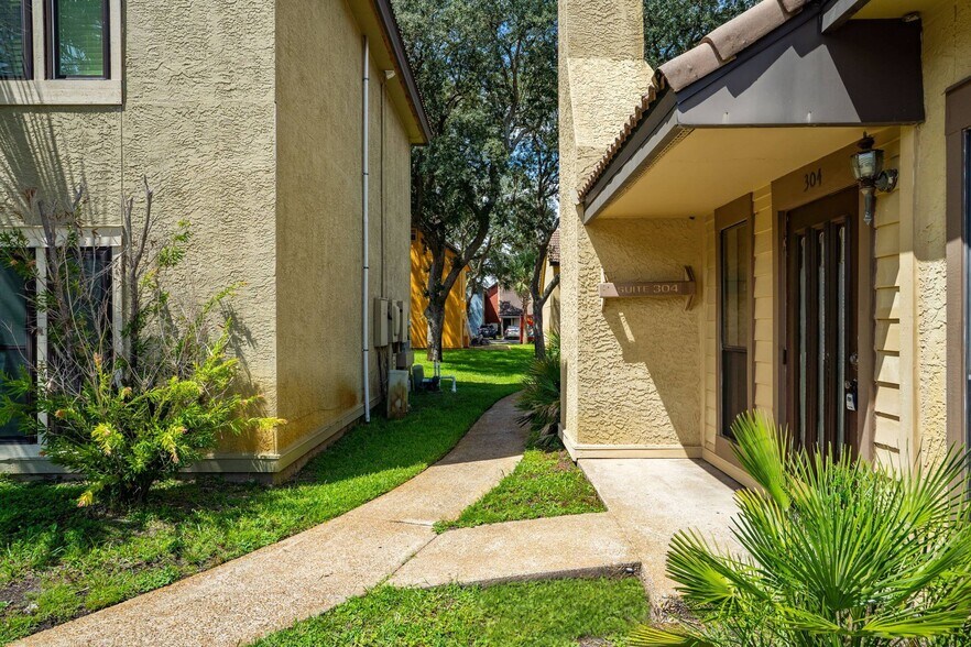 151 Mary Esther Blvd, Mary Esther, FL à louer - Photo de l’immeuble – Image 2 sur 10