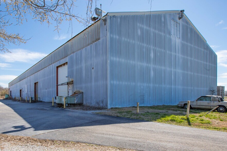 1742 Monsanto Rd, Columbia, TN à louer - Photo de l’immeuble – Image 2 sur 12