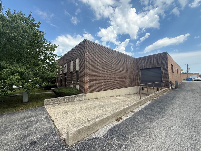 135 Martin Ln, Elk Grove Village, IL à vendre - Photo de l’immeuble – Image 2 sur 26