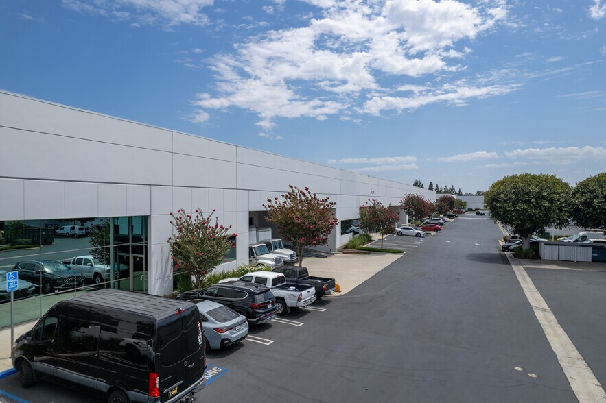 15281 Barranca Pky, Irvine, CA à louer - Photo de l’immeuble – Image 2 sur 9