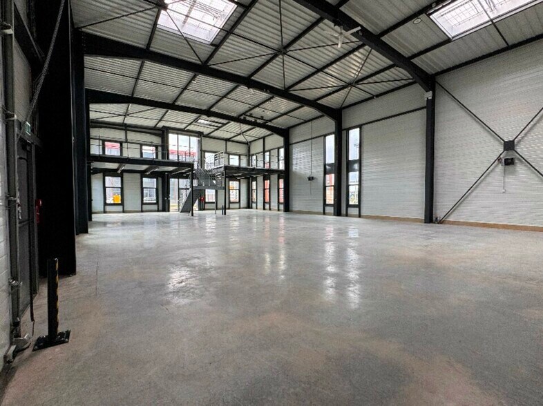 Local d'activités dans Bailly Romainvilliers à vendre - Photo de l’immeuble – Image 3 sur 6