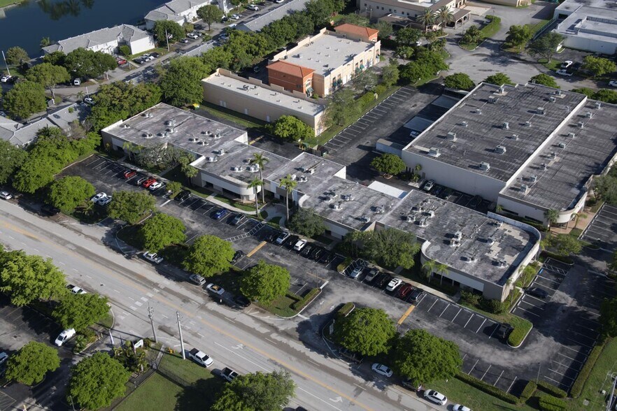 11921-12041 SW 144th St, Miami, FL à louer - Photo de l’immeuble – Image 2 sur 17