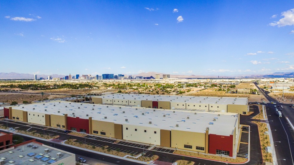 6425 S Jones Blvd, Las Vegas, NV à louer - Photo de l’immeuble – Image 2 sur 13