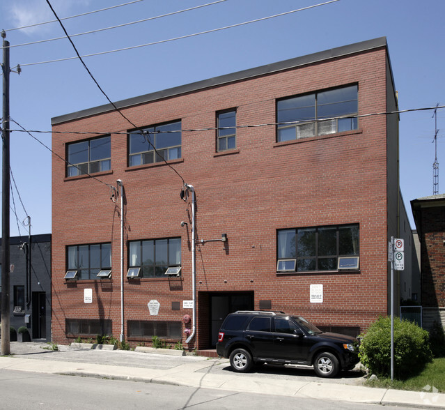 346-348 Ryding Ave, Toronto, ON à vendre - Photo de l’immeuble – Image 2 sur 2