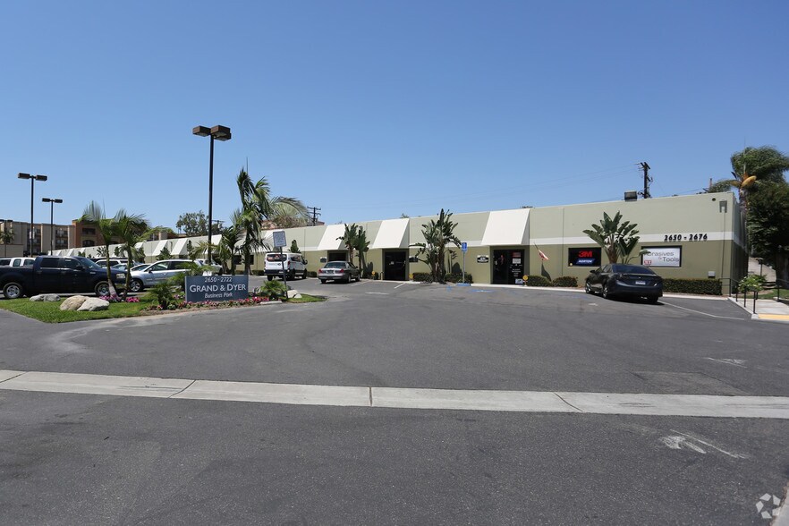 2650-2676 S Grand Ave, Santa Ana, CA à louer - Photo principale – Image 2 sur 23