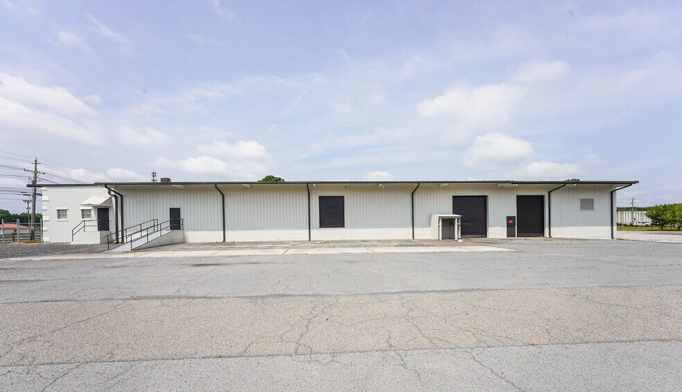 801 Legion Dr, Dalton, GA à louer - Photo de l’immeuble – Image 3 sur 14