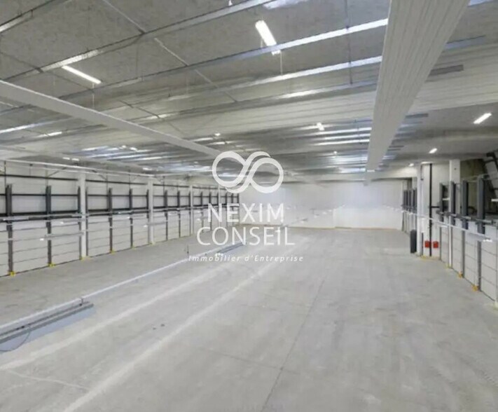 Local d’activités dans Le Blanc-Mesnil à louer - Photo de l’immeuble – Image 1 sur 4