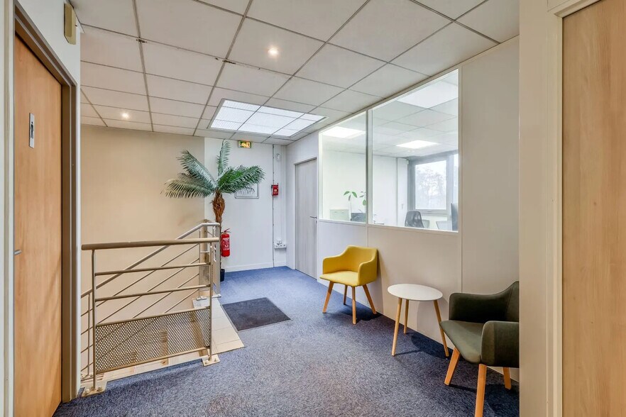 Local d’activités dans Saint-Thibault-des-Vignes à louer - Hall d’entrée – Image 2 sur 5