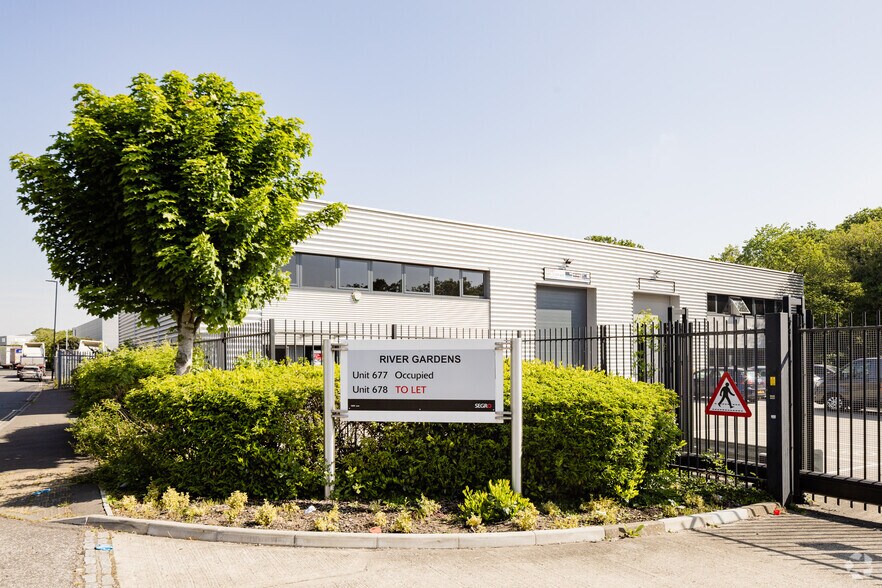677-678 River Gdns, Feltham à louer - Photo principale – Image 1 sur 1