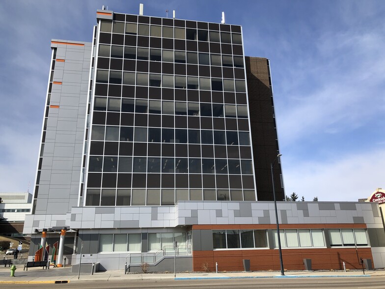 5010 43rd St, Red Deer, AB à louer - Photo de l’immeuble – Image 3 sur 9