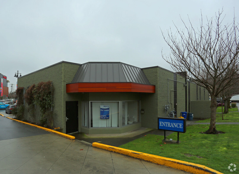 3749 Shelbourne St, Saanich, BC à louer - Photo de l’immeuble – Image 3 sur 5