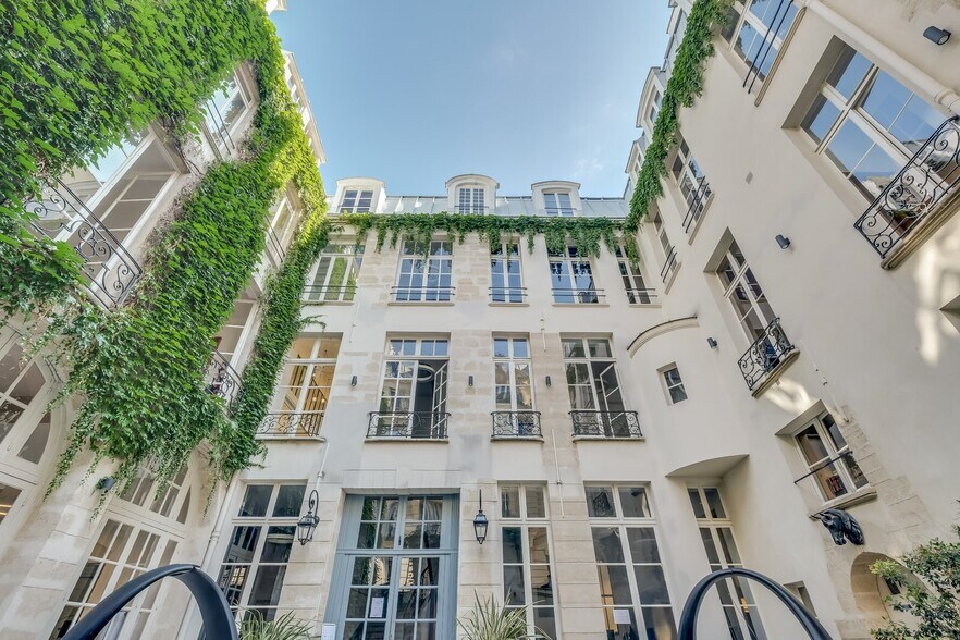 22 Rue Chapon, Paris à louer - Photo de l’immeuble – Image 2 sur 15