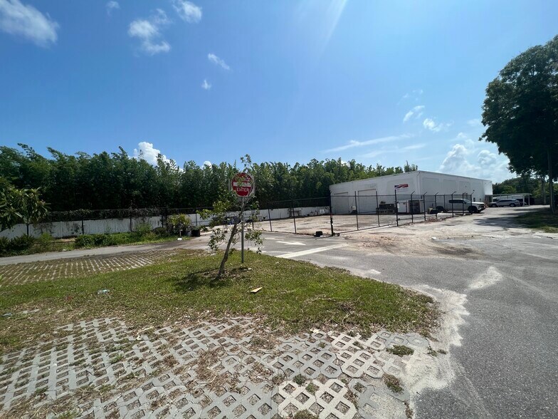 7704 W Hillsborough Ave, Tampa, FL à louer - Photo de l’immeuble – Image 2 sur 9