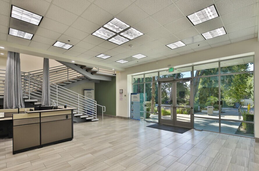 25128-25129 Rye Canyon Loop, Valencia, CA à louer - Hall d’entrée – Image 3 sur 8