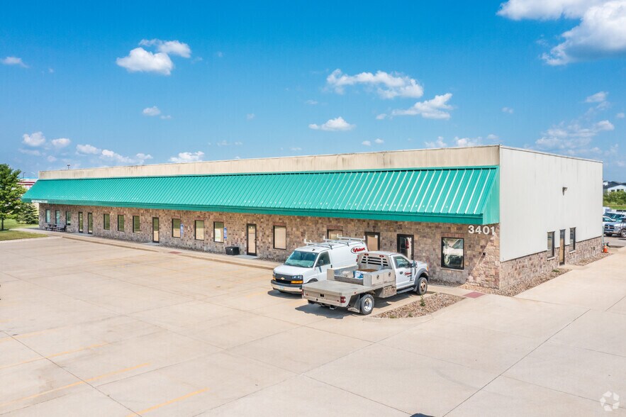 3401 Henry St SW, Bondurant, IA à louer - Photo principale – Image 1 sur 10