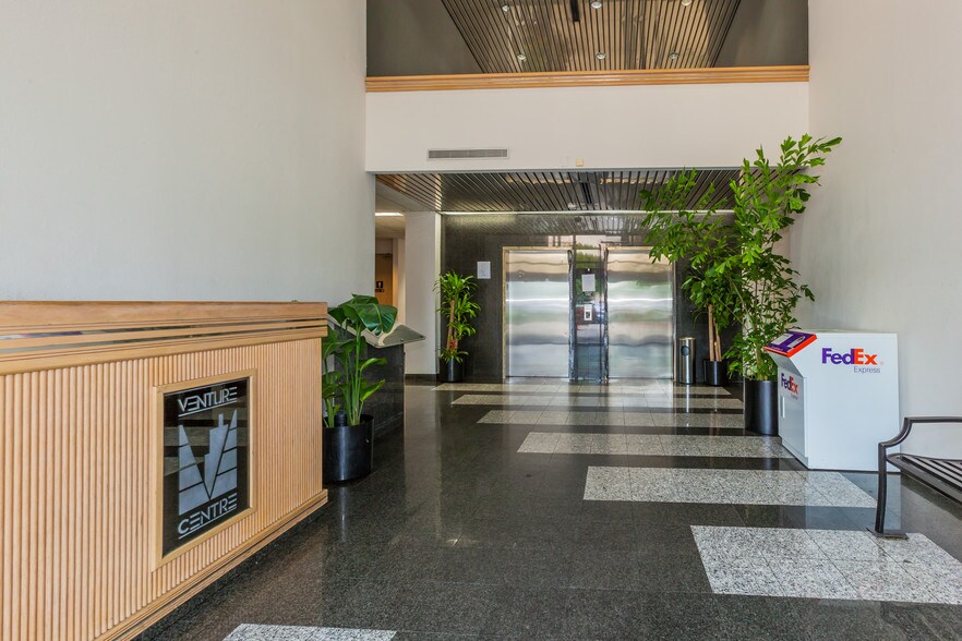 16853-16855 NE 2nd Ave, North Miami Beach, FL à louer - Photo intérieure – Image 3 sur 7