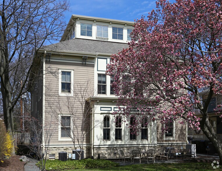 225 W Jefferson Ave, Naperville, IL à louer - Photo de l’immeuble – Image 3 sur 8