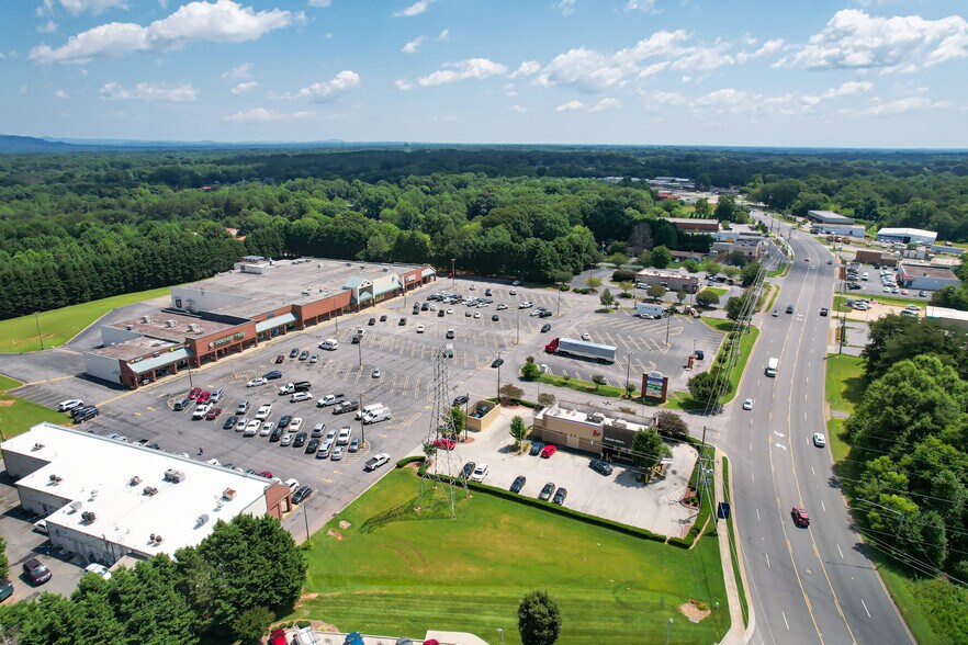 2500 Springs Rd, Hickory, NC à louer - Photo de l’immeuble – Image 3 sur 19