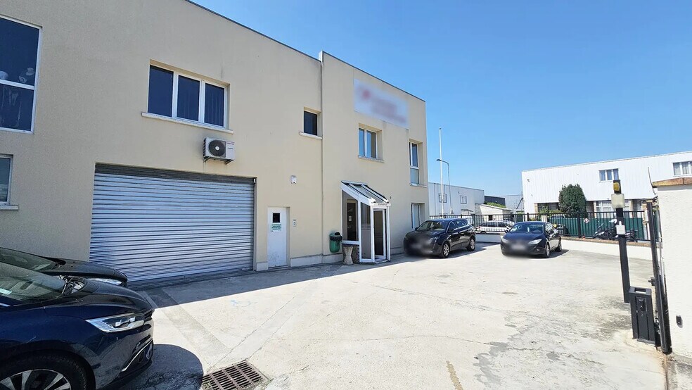 Local d’activités dans Roissy-en-Brie à louer - Photo de l’immeuble – Image 1 sur 15