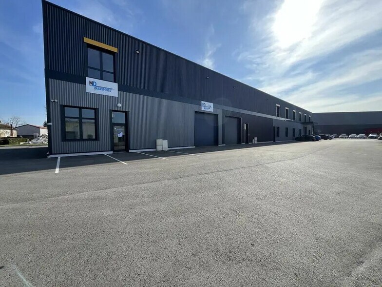 Local d’activités dans Neuville-sur-Saône à louer - Photo de l’immeuble – Image 1 sur 17