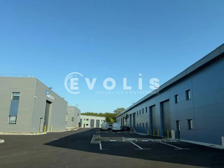 Local d'activités dans Voiron à vendre - Photo de l’immeuble – Image 2 sur 3