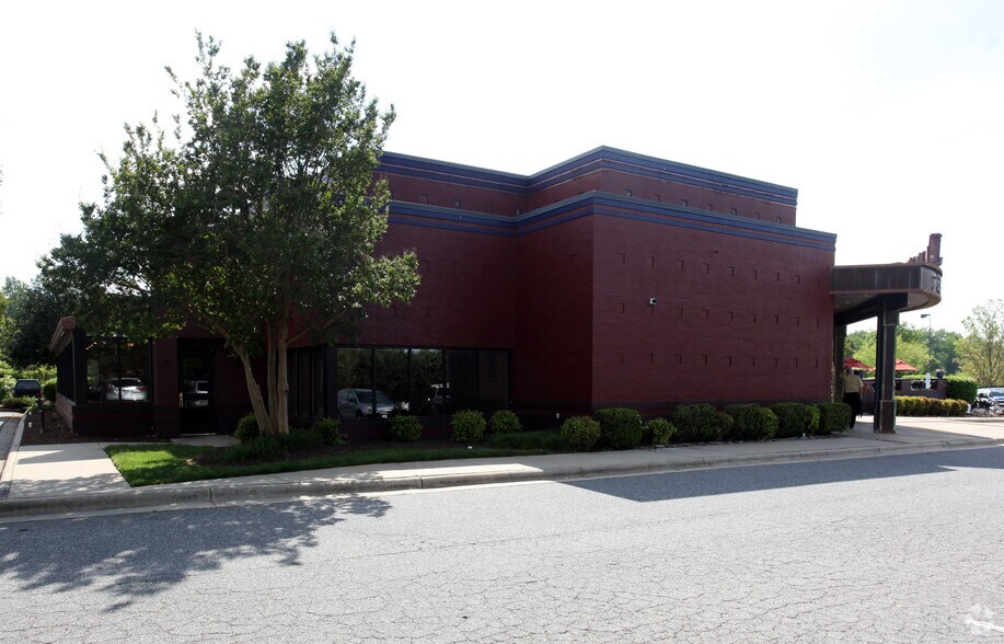 914 Mall Loop Rd, High Point, NC à vendre - Photo de l’immeuble – Image 2 sur 20