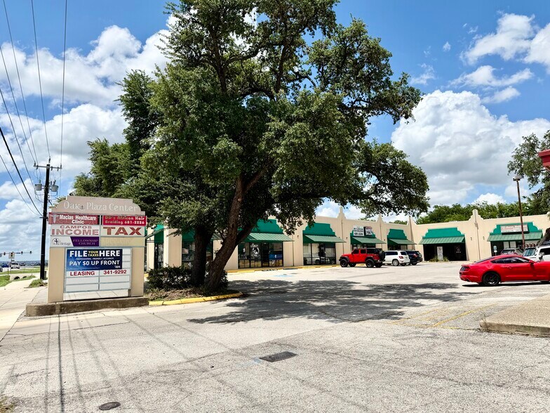 7035-7075 Bandera Rd, San Antonio, TX à louer - Photo de l’immeuble – Image 3 sur 4