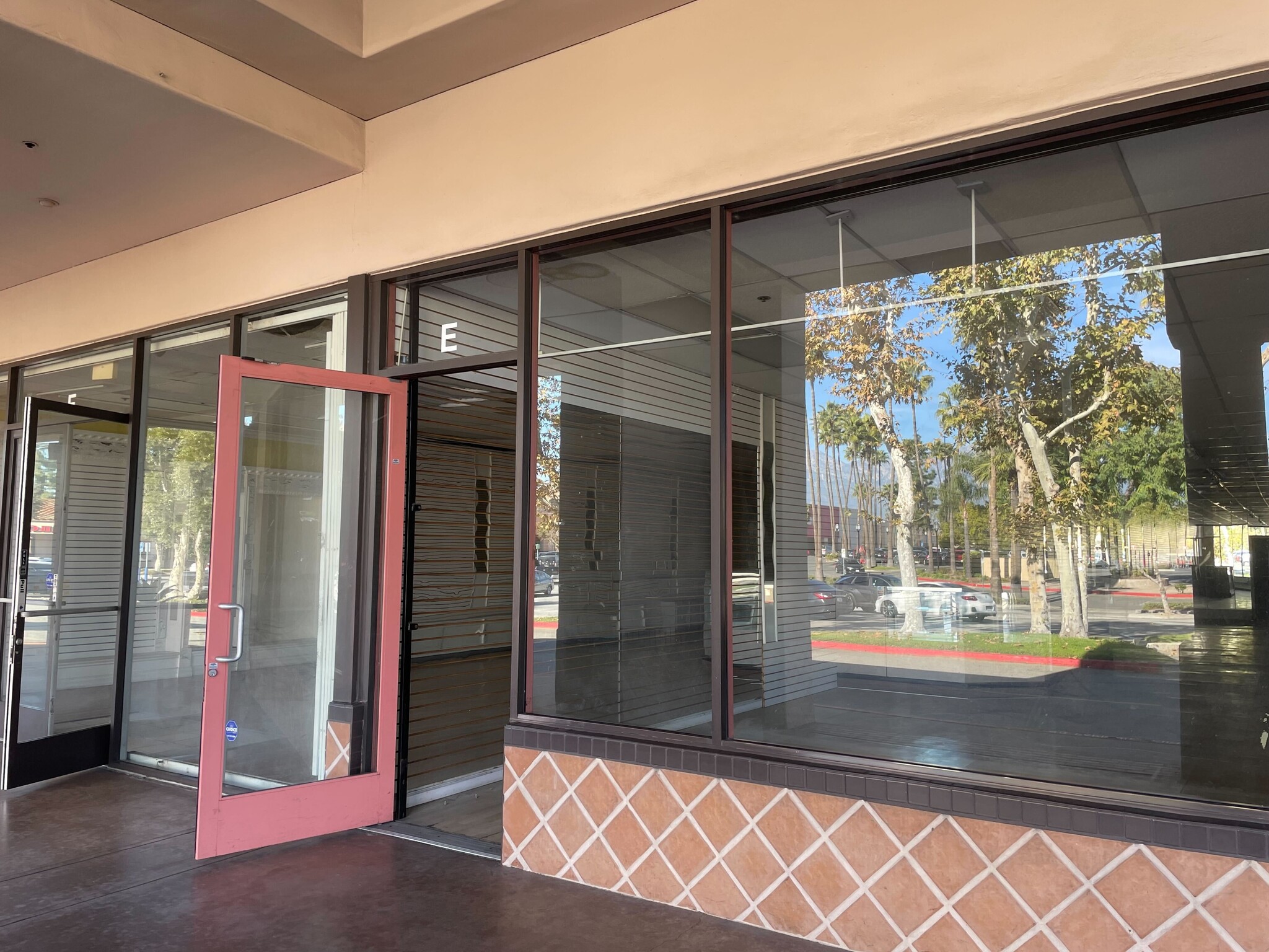 5533-5549 Philadelphia St, Chino, CA à louer Photo de l’immeuble– Image 1 sur 7