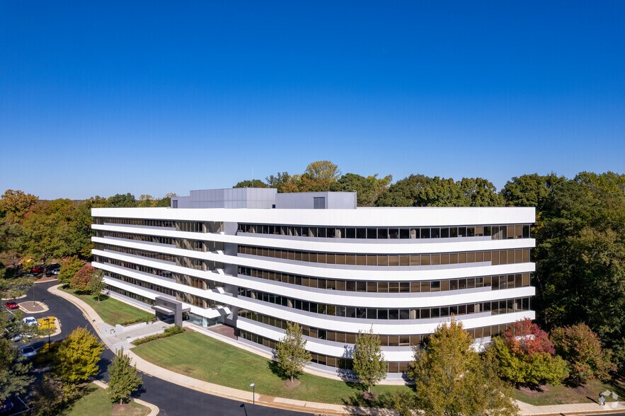 8000 Regency Pky, Cary, NC à louer - Photo de l’immeuble – Image 2 sur 7